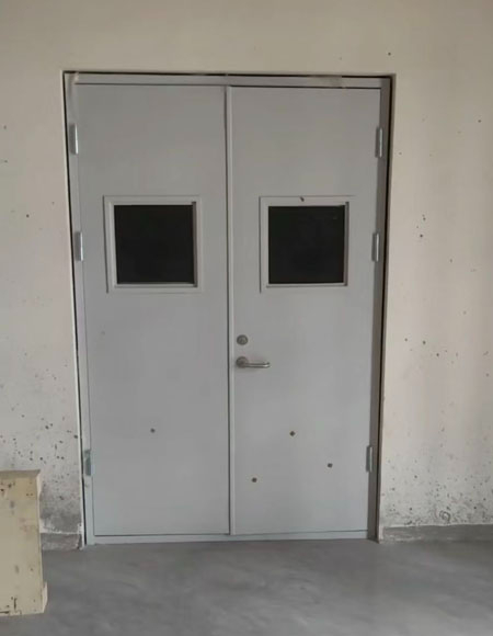 山東裕龍石化鋼制門施工現(xiàn)場